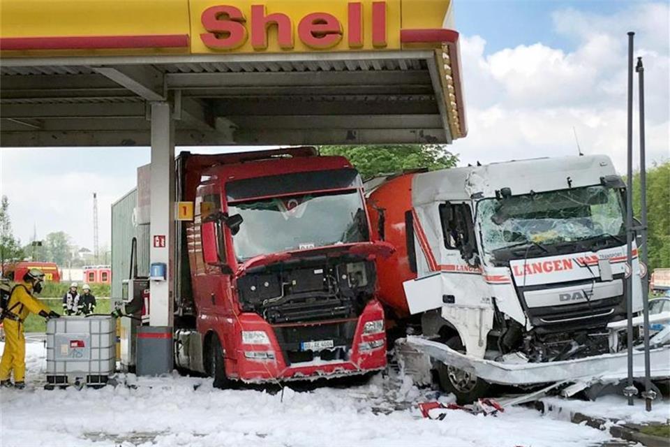 Laster fährt an Tankstelle in Container-Lastzug Laster fährt an Tankstelle in Container-Lastzug