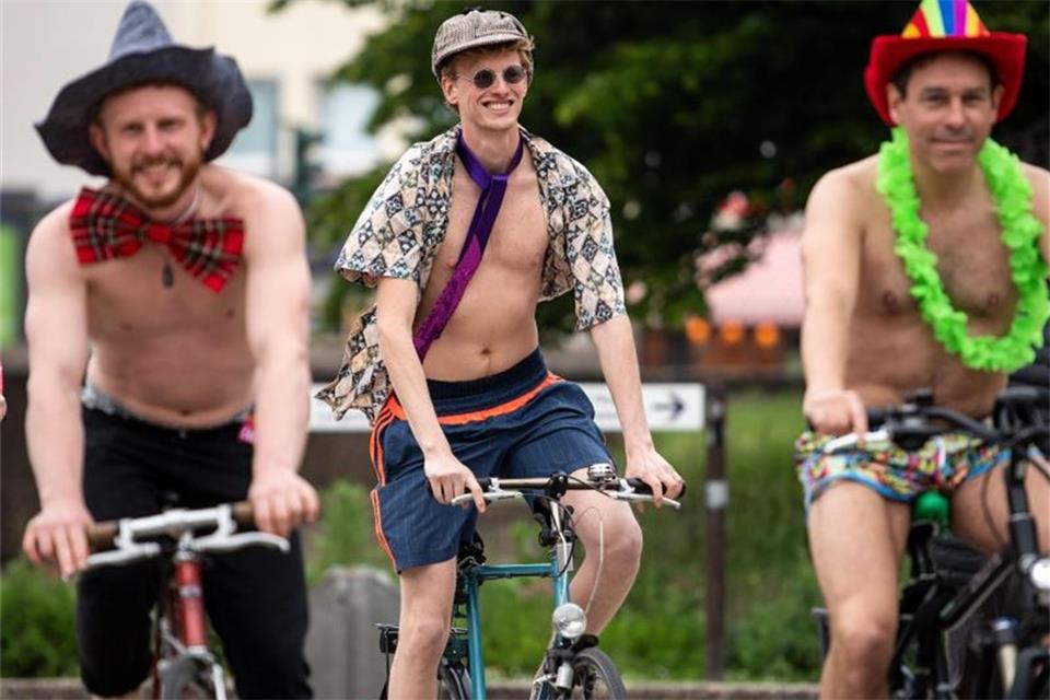 Protest für sichereres Fahrradfahren: Ganz nackt verboten 