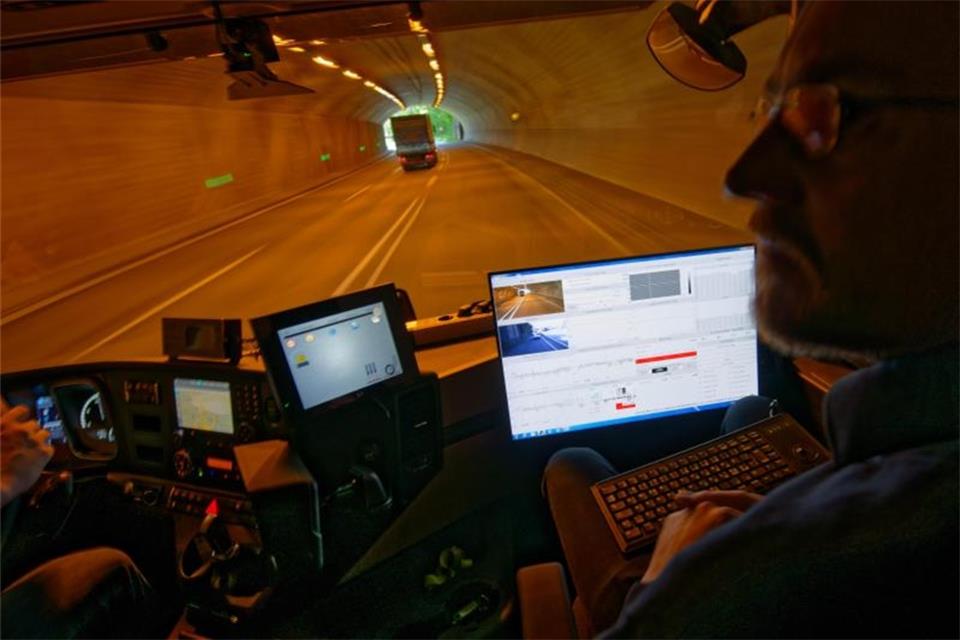 Spezial-Scanner entdeckt Straßenschäden bei der Fahrt 