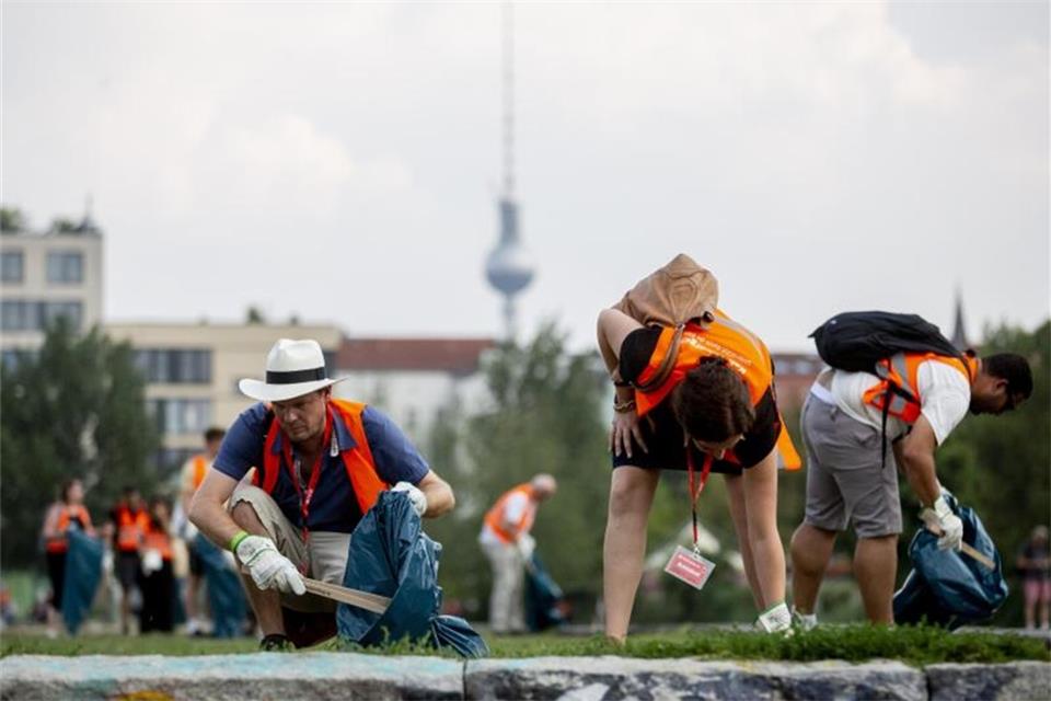 Die wollen nur putzen - Touristen sammeln Müll in Berlin 
