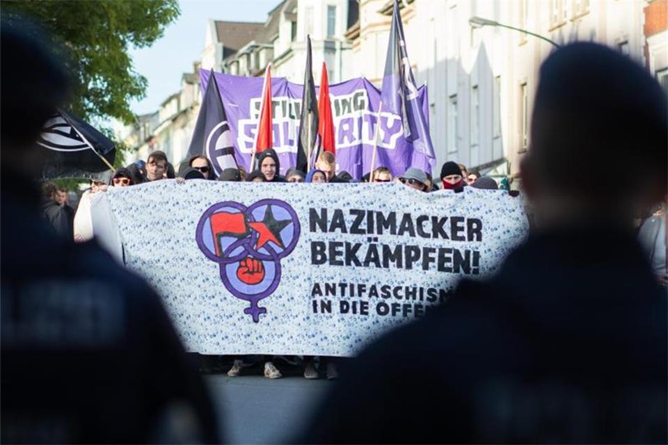 Rund 300 Demonstranten gegen Aufmarsch der „Steeler Jungs“ 