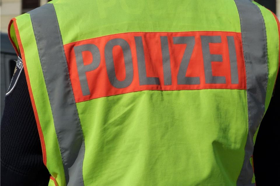 Unbekannter fährt Fußgänger an und flüchtet 