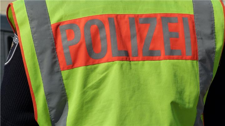Unbekannter fährt Fußgänger an und flüchtet 