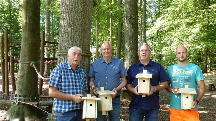 Raesfeld: Nistkästen am Naturerlebnisgelände aufgehängt 