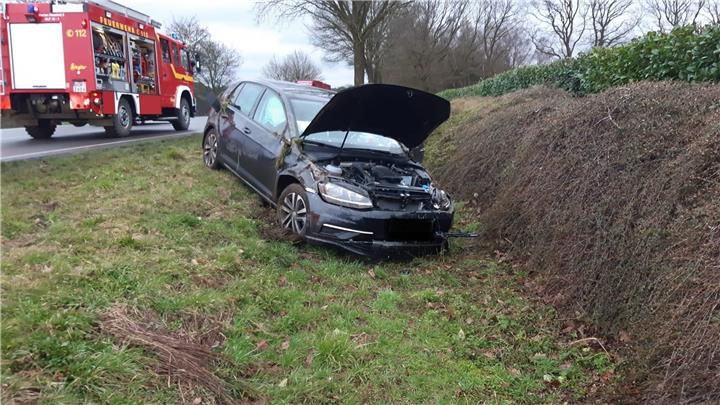 Auto überschlägt sich mehrfach 