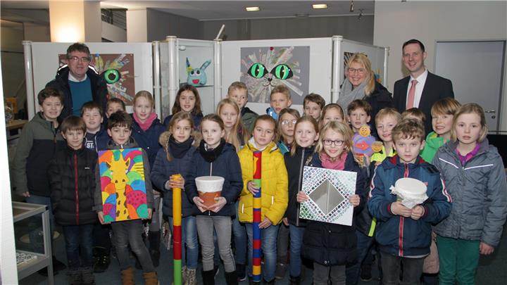Kinder stellen Kunstwerke aus 