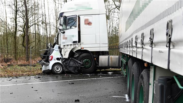 Autofahrer stirbt bei Unfall auf der B 224 