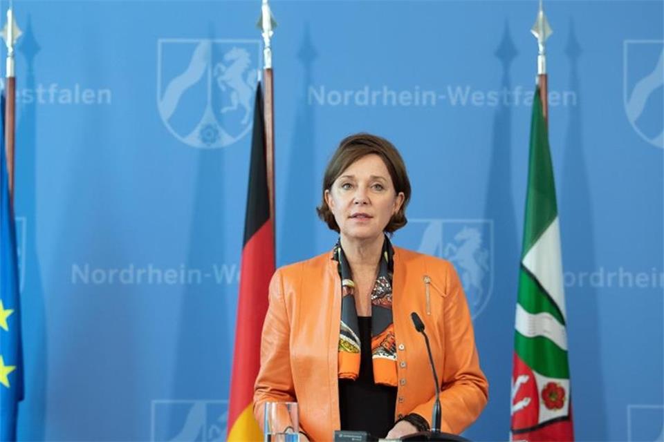Ministerin: Schulen nach Osterferien schrittweise öffnen 
