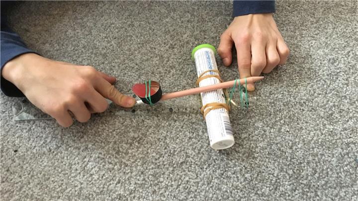 Gummibärchen-Katapult selber bauen Gummibärchen-Katapult selber bauen