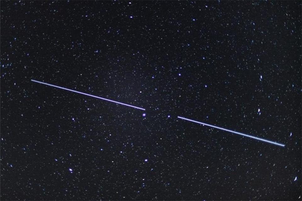 Perlenkette aus Satelliten am Himmel zu sehen 