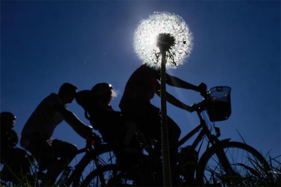 Sonne und offene Läden in der Corona-Krise fordern Disziplin 
