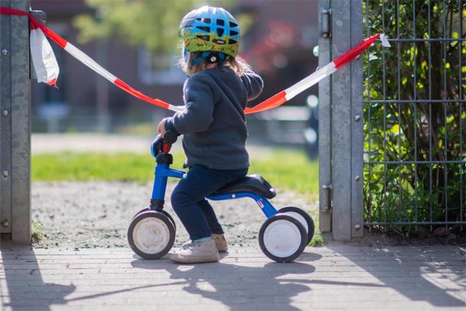 Spielplatz auf: Erste Länder setzen Corona-Lockerungen um 