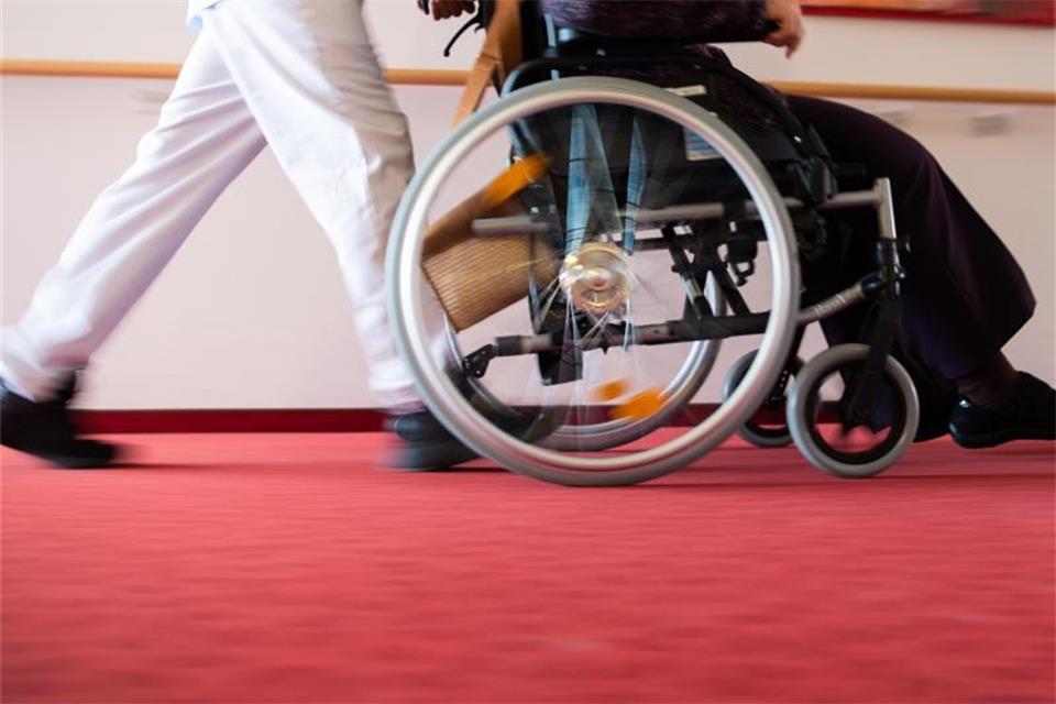 NRW lässt wieder Besuche in Pflegeheimen zu 
