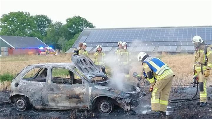 Auto brennt auf Feld aus 