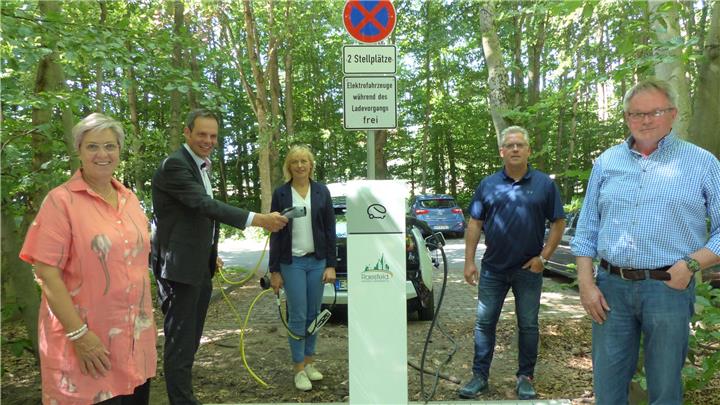 Neue Elektro-Tankstelle steht am Schloss 