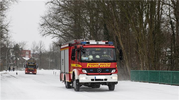 Schnee: Fahrverbot für Lastwagen über 7,5 Tonnen  Schnee: Fahrverbot für Lastwagen über 7,5 Tonnen