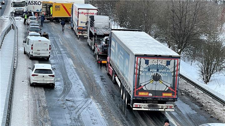 A31 gesperrt: Unfall mit Lastwagen 