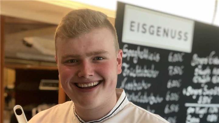 Junger Konditor macht Eis für Automaten 