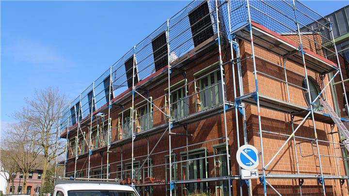 Erste Fotovoltaikmodule auf dem Rathaus montiert 