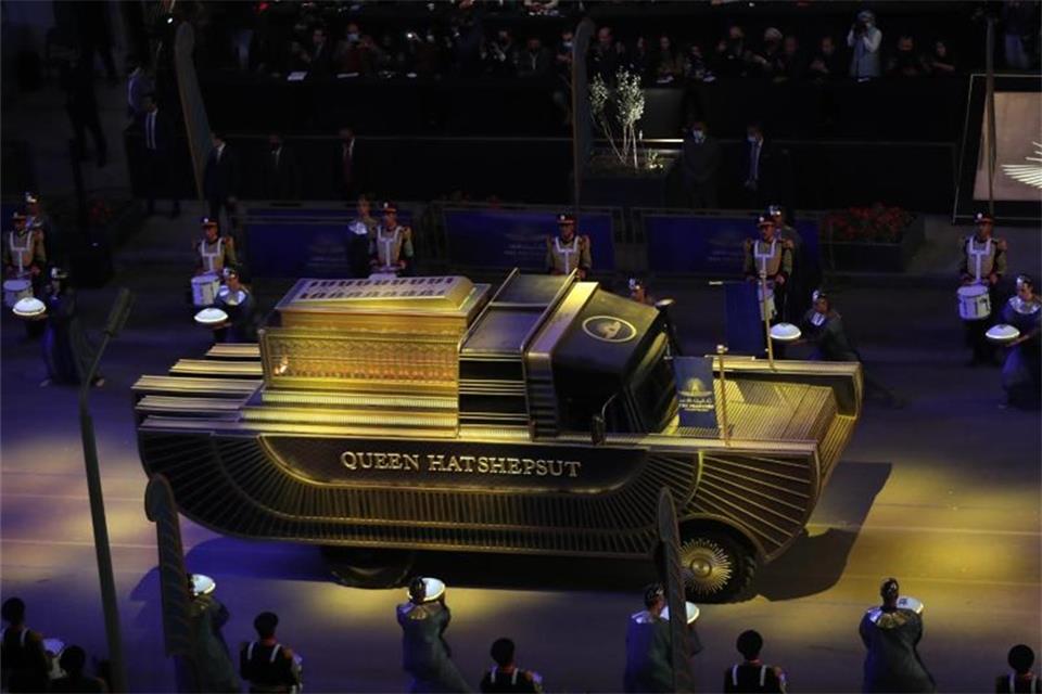 Mumien in feierlicher Prozession durch Kairo transportiert 