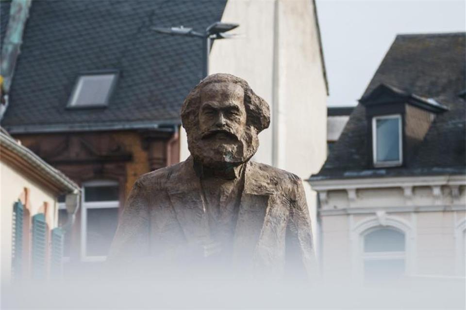 Splitterpartei MLPD will Marx neben Lenin-Statue stellen 