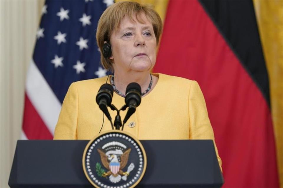 Hochwasser: Merkel verspricht Hilfen 
