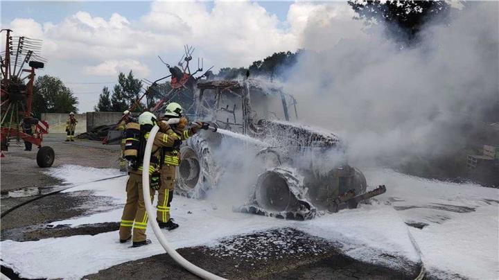Feuerwehr löscht Traktor 