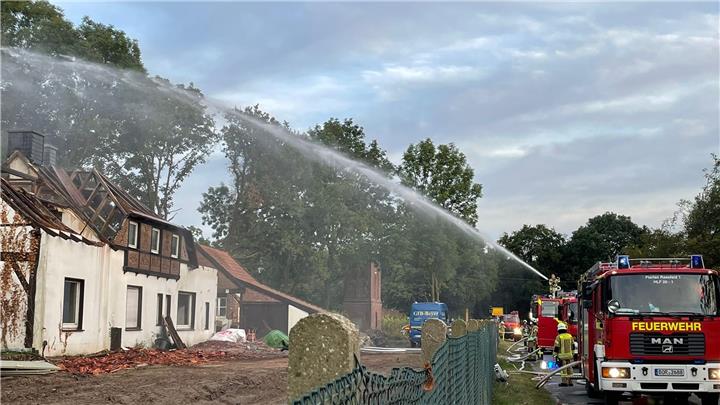 Feuerwehr übt in Abbruchhaus 