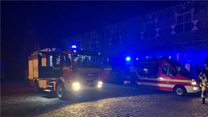 Feuerwehr rückt zu Einsatz auf Schloss Raesfeld aus 
