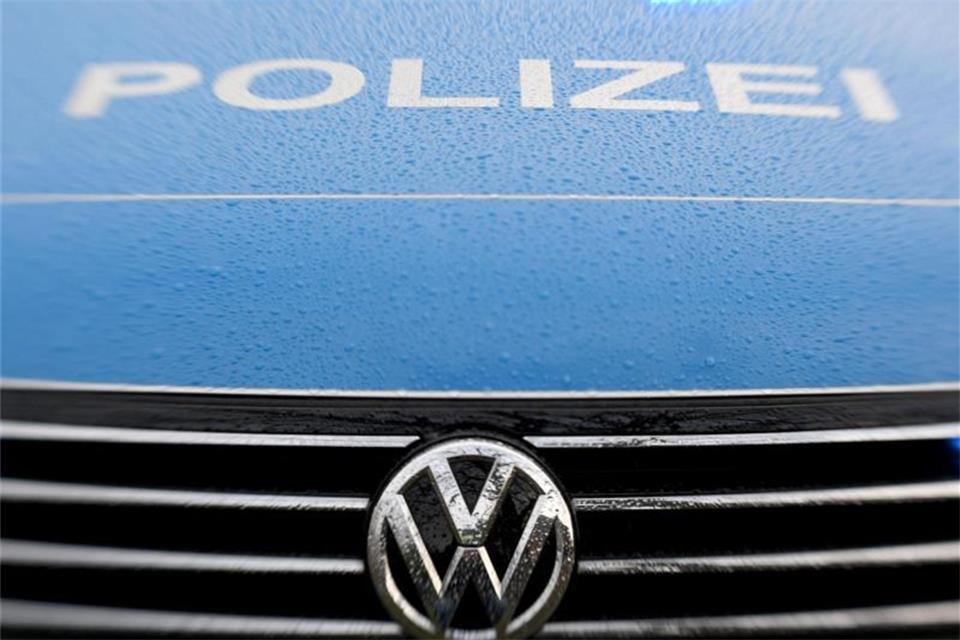 Fahrer eines dunklen Wagens in Raesfeld gesucht
