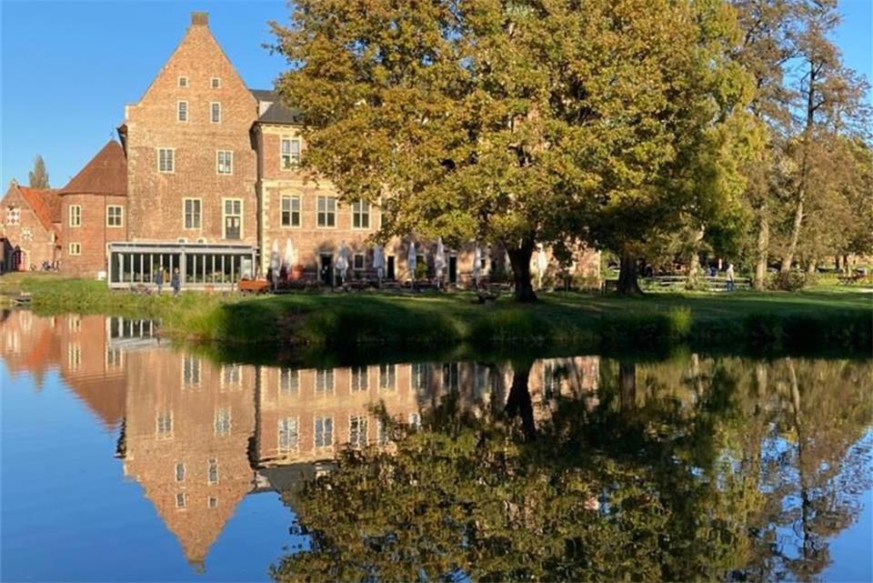 Spiegelbild am Schloss Raesfeld 