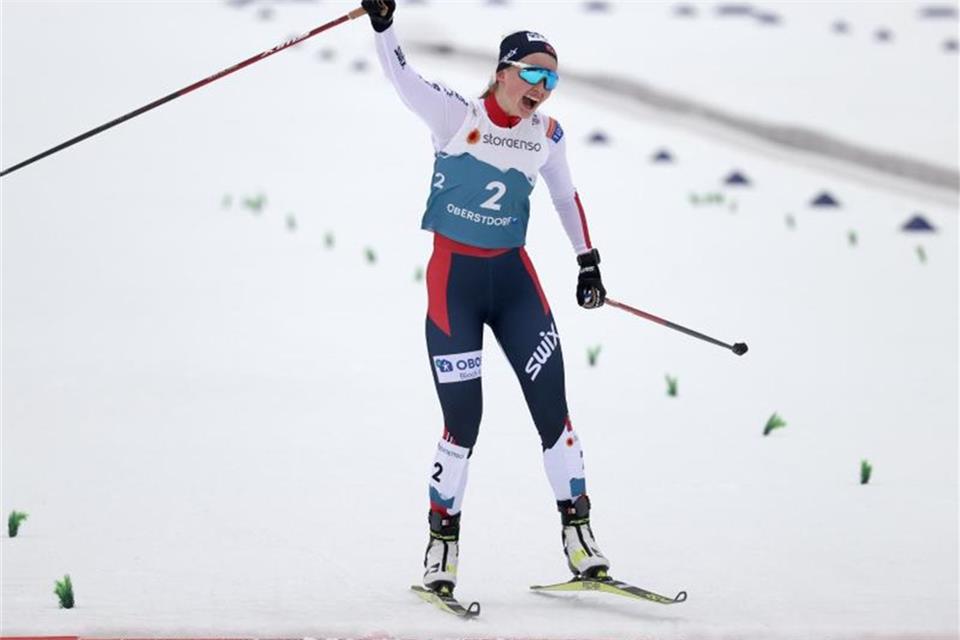 Westvold Hansen gewinnt Saisonauftakt der Kombiniererinnen 