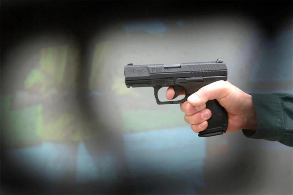 Bewaffneter Überfall: Täter lassen Bewohner gefesselt zurück