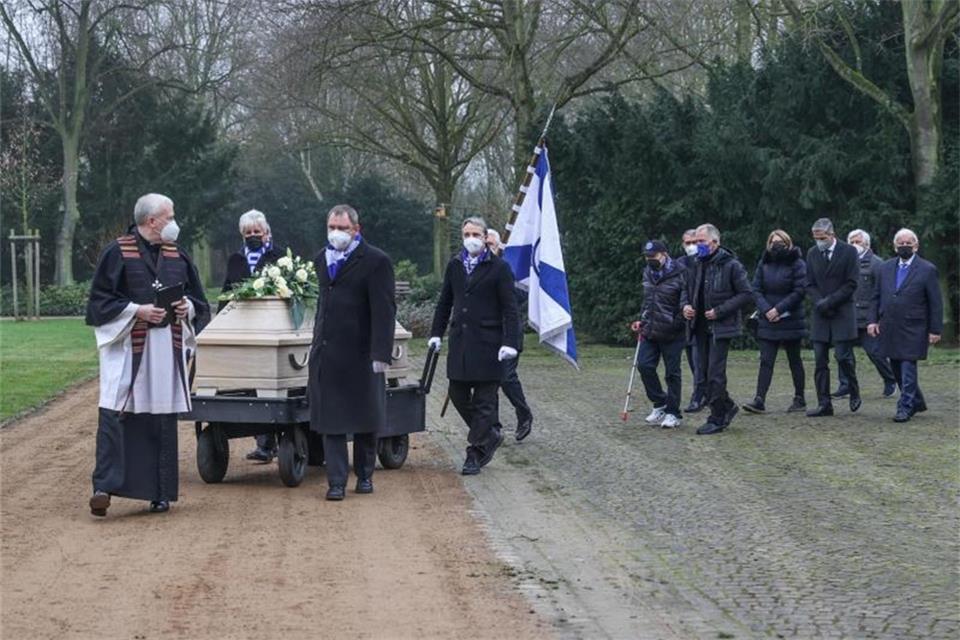 Zweite Beerdigung: Neues Grab für Schalke-Legende Libuda 