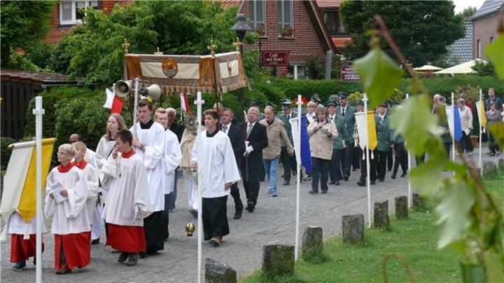 Prozession in Raesfeld über die „Schloss-Route“ 