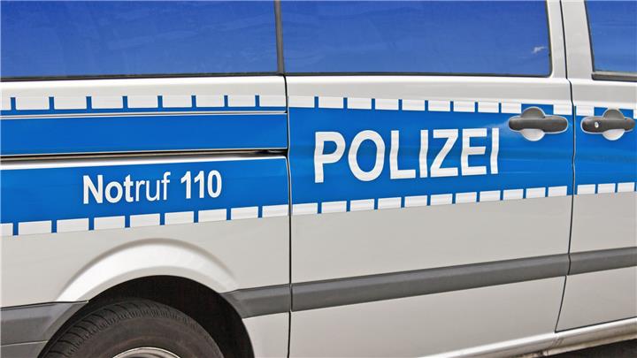 Autofahrer fährt in Raesfeld auf Mittelinsel gegen Baum 