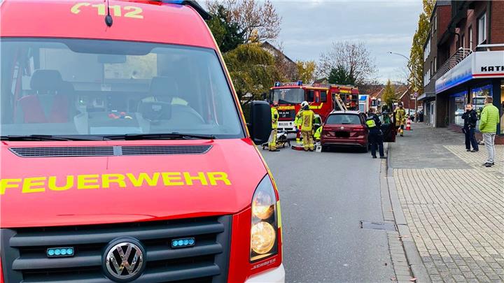 Raesfelder Wehr öffnet Autofenster auf der Weseler Straße 