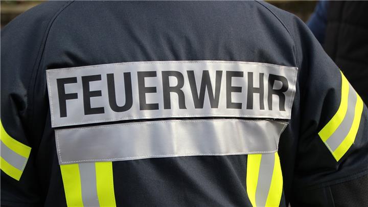 Feuerwehr löscht Auto unter einem Carport in Weseke Feuerwehr löscht Auto unter einem Carport in Weseke