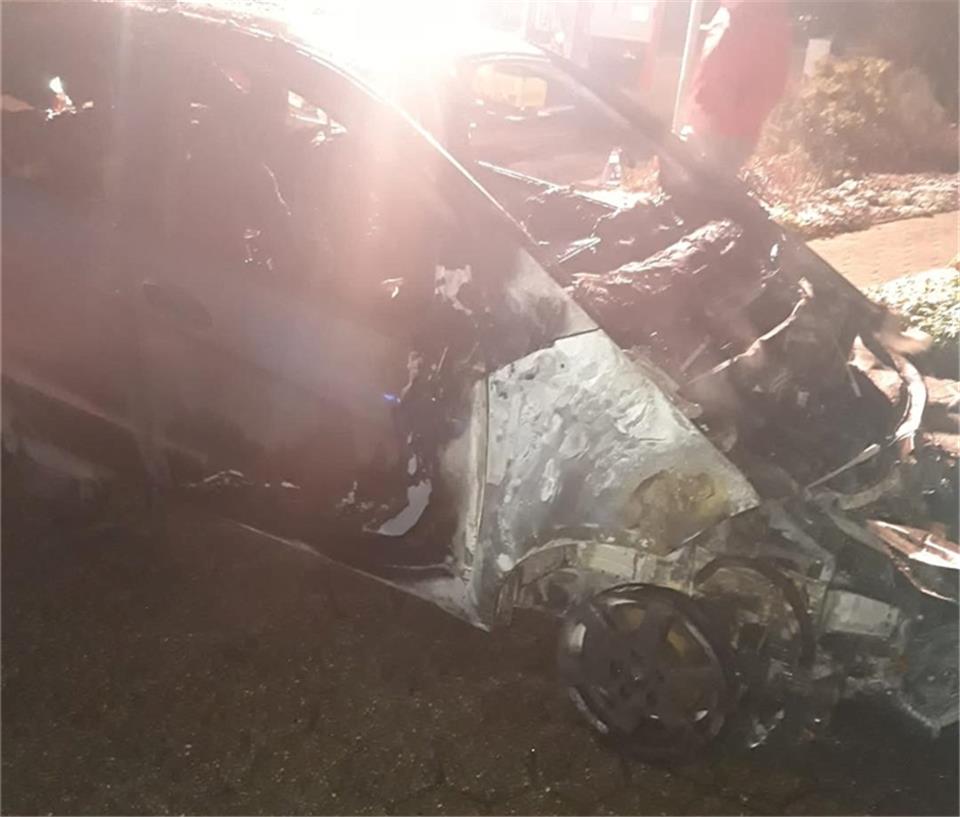 Feuerwehr löscht Auto unter einem Carport in Weseke Feuerwehr löscht Auto unter einem Carport in Weseke