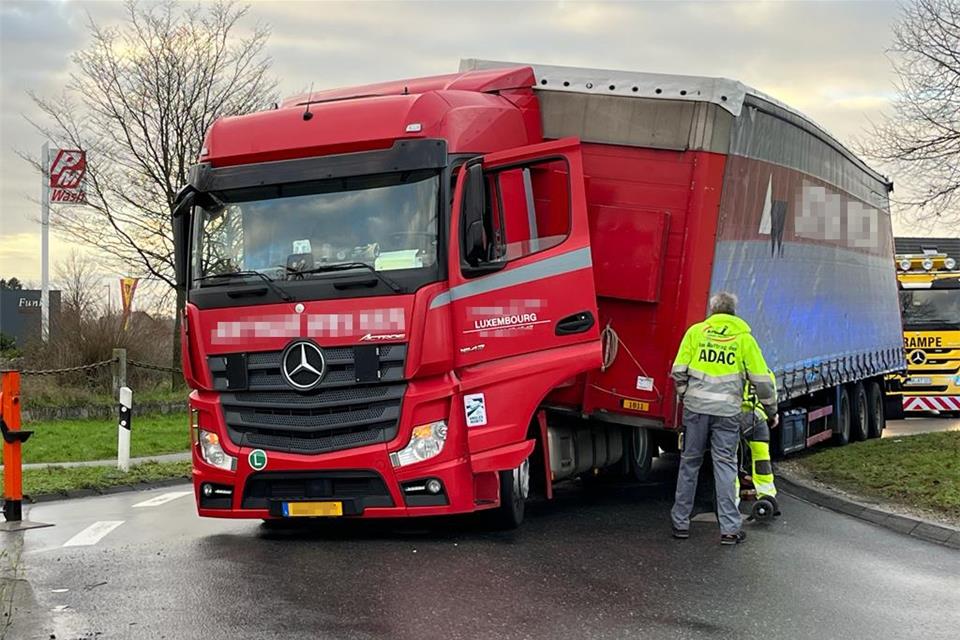 Lkw verliert fast Auflieger in Raesfelder Kreisverkehr 