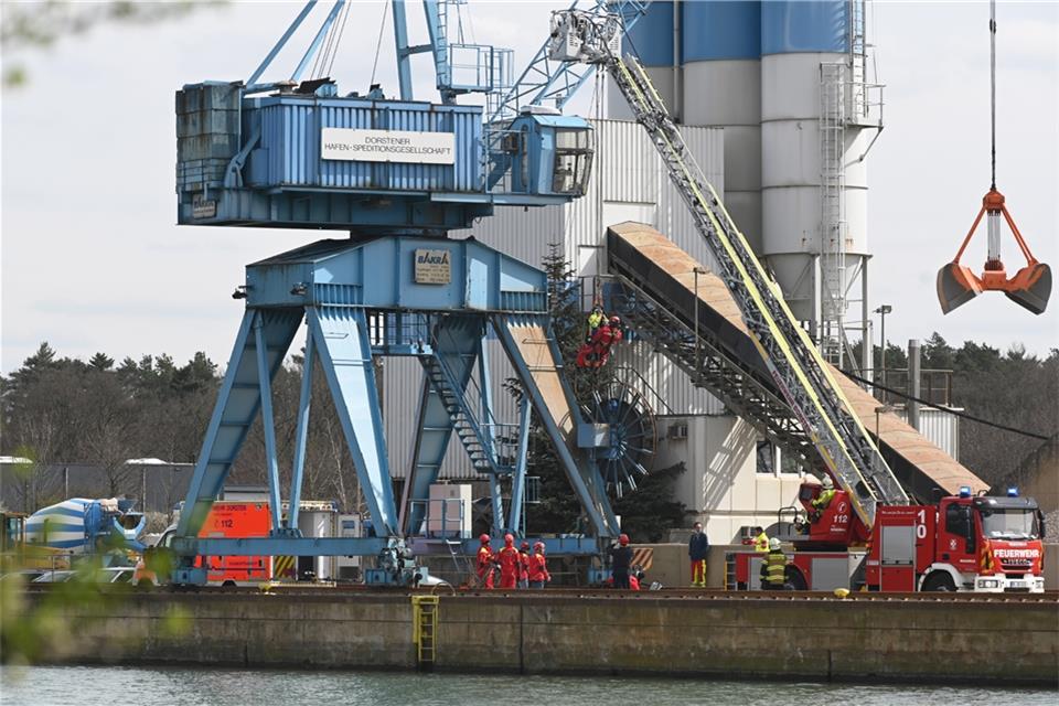 Kranführer muss am Industriehafen aus Arbeitskanzel gerettet werden