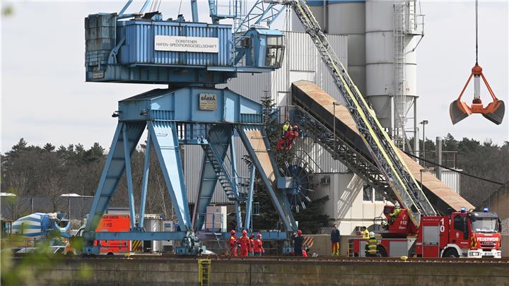 Kranführer muss am Industriehafen aus Arbeitskanzel gerettet werden 
