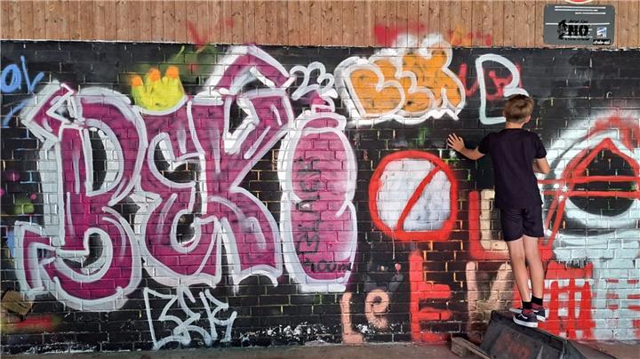 Kinder gestalten bunte Wände am Jugendhaus 