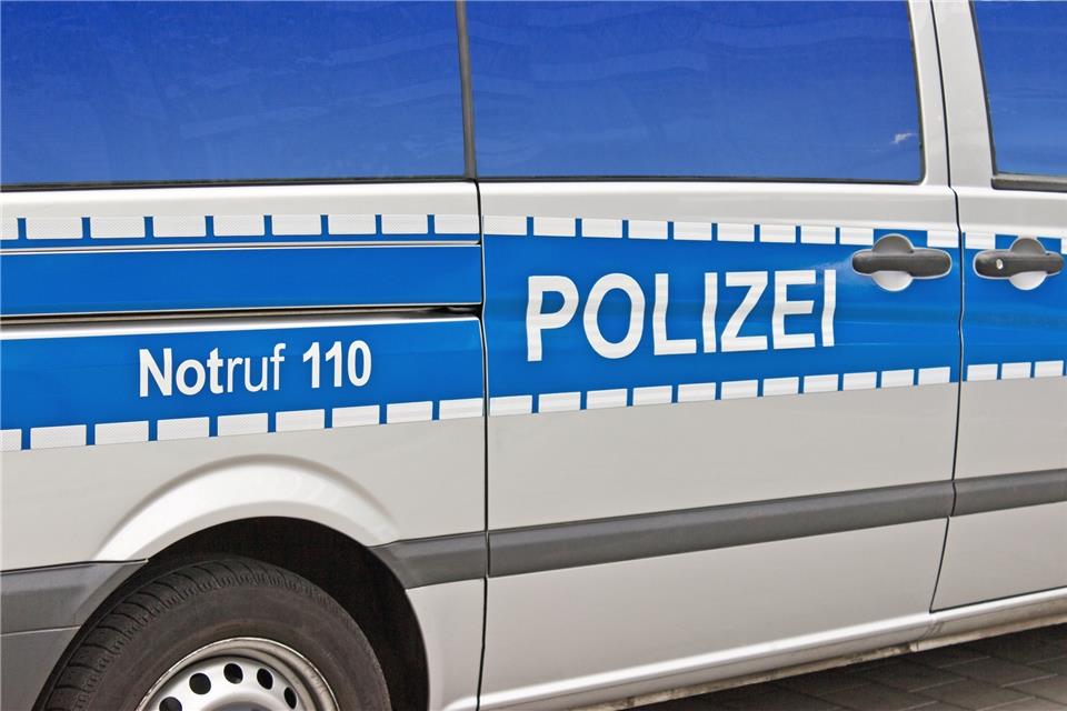 Unbekannte brechen Auto  in Gemen auf