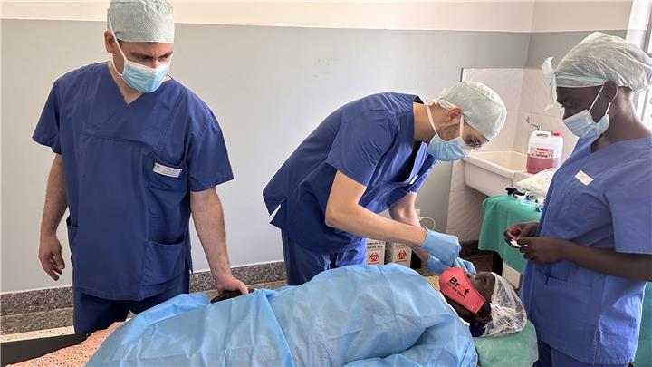 Augenärzte aus Raesfeld helfen in Uganda 