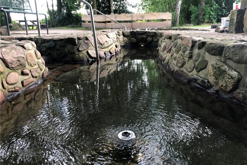 Schutzhütte ist weit weg vom Tretbecken