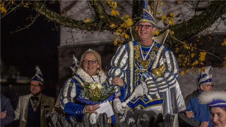 „Wäske“ begrüßt sein neues Prinzenpaar „Wäske“ begrüßt sein neues Prinzenpaar