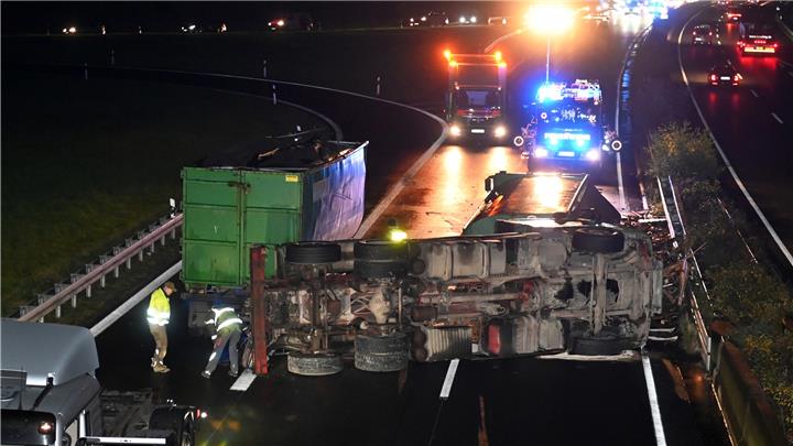 Lkw-Fahrer bei Unfall auf der A43 leicht verletzt Lkw-Fahrer bei Unfall auf der A43 leicht verletzt