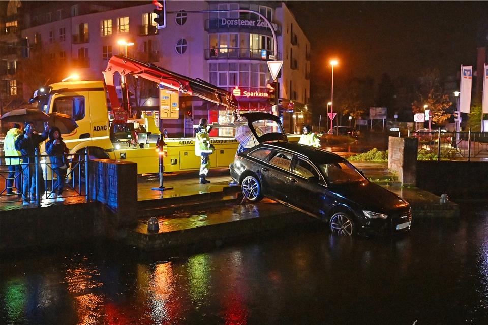 Autofahrer landet in Dorsten im Wasser