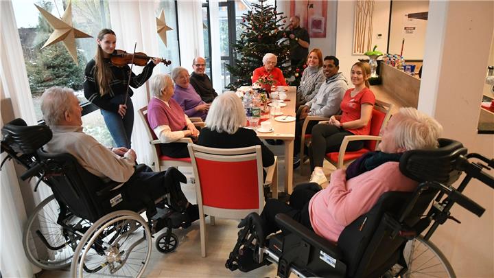 Schüler des Gymnasiums Mariengarden schenken alten Menschen Zeit Schüler des Gymnasiums Mariengarden schenken alten Menschen Zeit